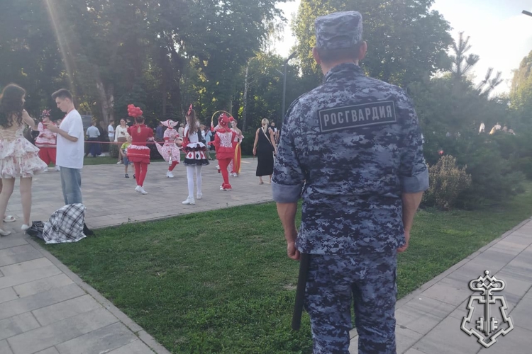 В Липецке безопасность во время футбольного матча и выпускного вечера для студентов обеспечили сотрудники Росгвардии
