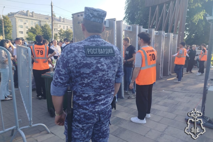 В Липецке безопасность во время футбольного матча и выпускного вечера для студентов обеспечили сотрудники Росгвардии