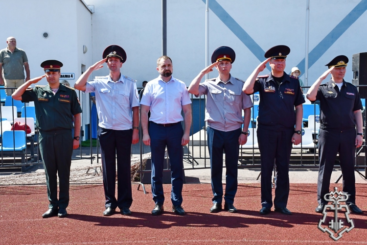 В Липецке росгвардейцы стали участниками спортивного соревнования «Папа, мама, я — спортивная семья»