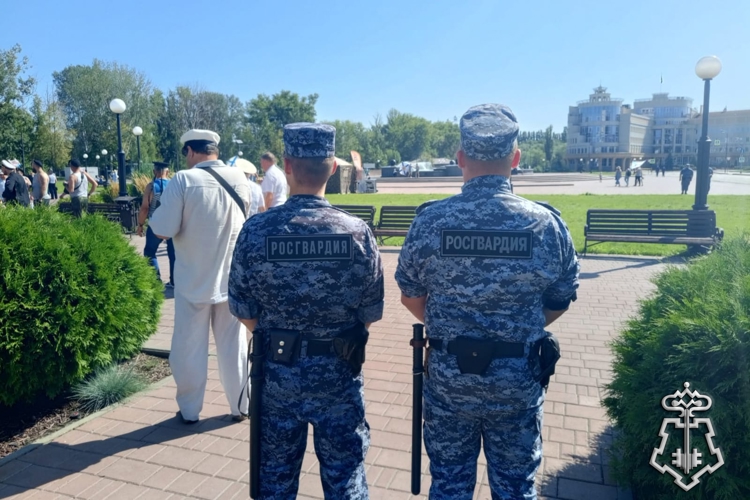 В Липецке росгвардейцы обеспечили правопорядок во время проведения праздничных мероприятий ко Дню ВМФ России