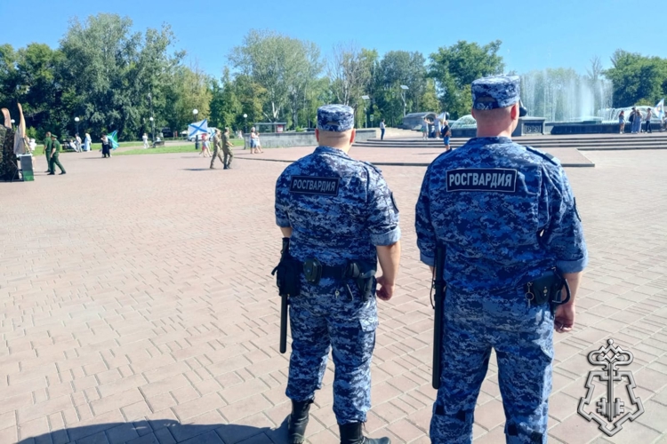 В Липецке росгвардейцы обеспечили правопорядок во время проведения праздничных мероприятий ко Дню ВМФ России
