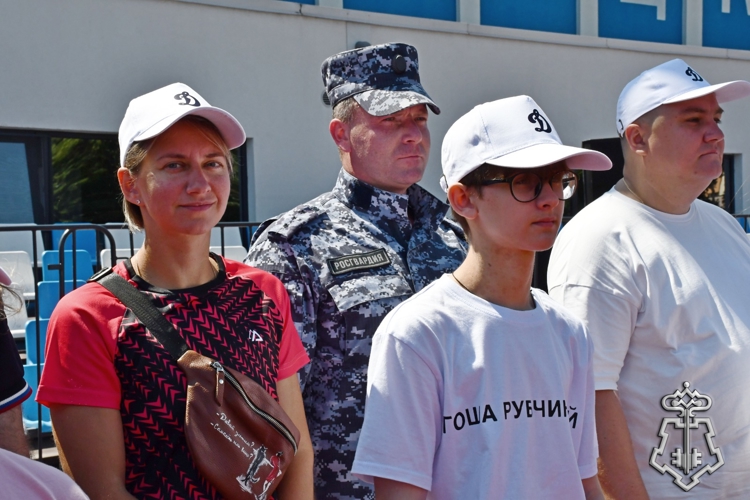 В Липецке росгвардейцы стали участниками спортивного соревнования «Папа, мама, я — спортивная семья»