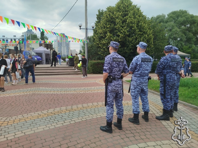 В Липецке Росгвардия обеспечила правопорядок на выпускных вечерах, праздничных и спортивных мероприятиях