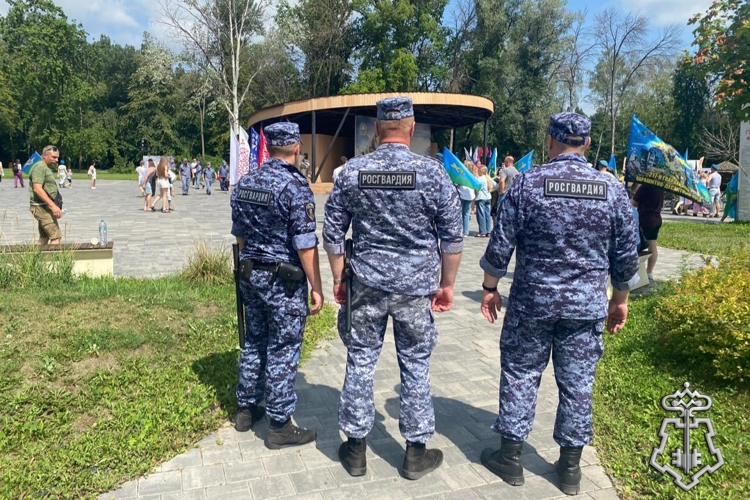В Липецке Росгвардия обеспечила безопасность на праздновании Дня воздушно-десантных войск