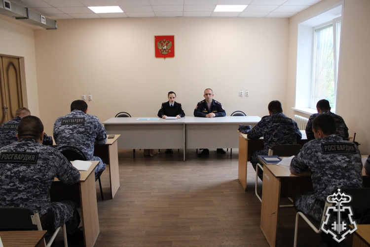 В Ельце для росгвардейцев прошло профилактическое занятие о соблюдении ПДД при управлении автотранспортом