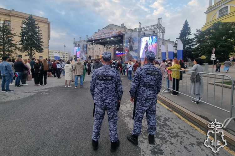 В Липецке Росгвардия обеспечила безопасность праздничного концерта в честь Дня Флага России