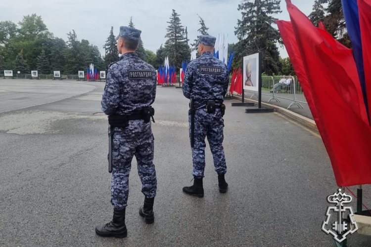В Липецке Росгвардия обеспечила безопасность праздничного концерта в честь Дня Флага России