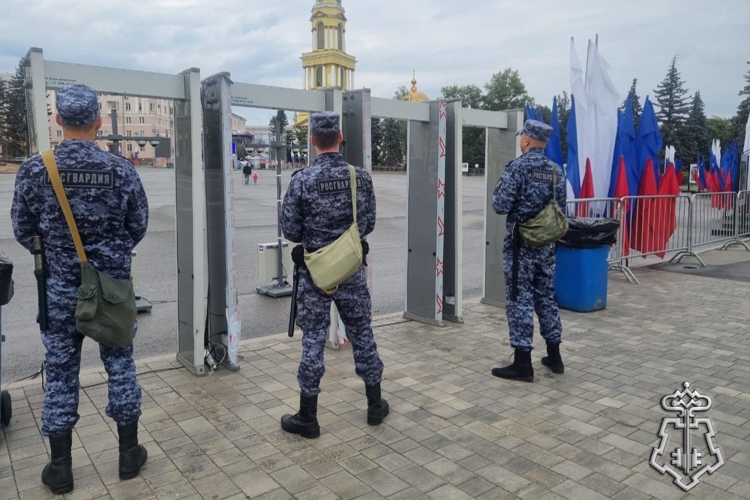 В Липецке Росгвардия обеспечила безопасность праздничного концерта в честь Дня Флага России