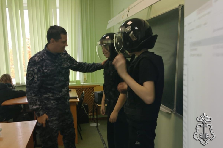 Сотрудники вневедомственной охраны Росгвардии провели урок мужества для липецких школьников.