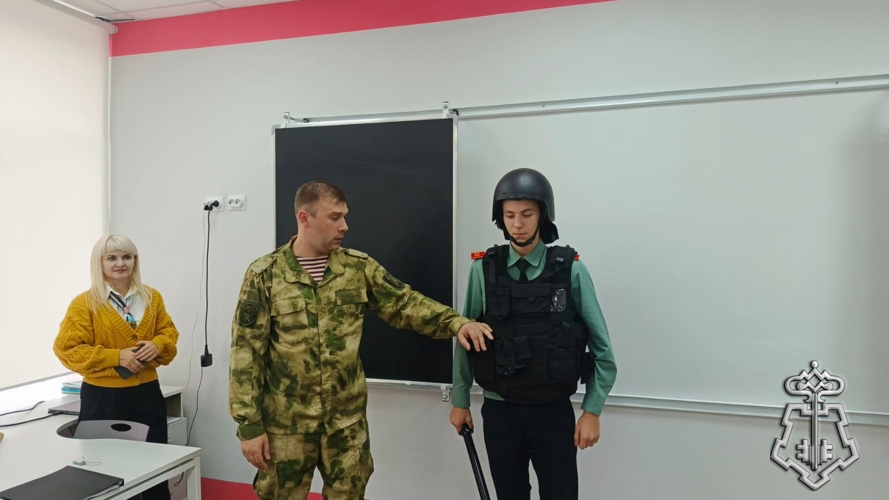 Офицер Росгвардии провел урок мужества для школьников города Лебедянь.