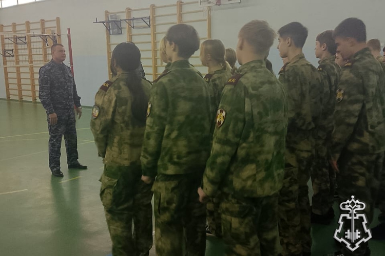 Росгвардейцы провели занятия по строевой подготовке в подшефном классе