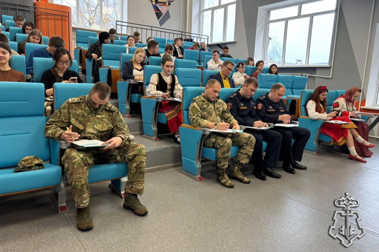 В Липецке сотрудники и военнослужащие Управления Росгвардии приняли участие в  этнографическом диктанте