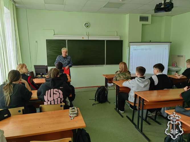 Росгвардейцы в Липецке провели для школьников урок мужества, посвященный Дню окончания первой мировой войны