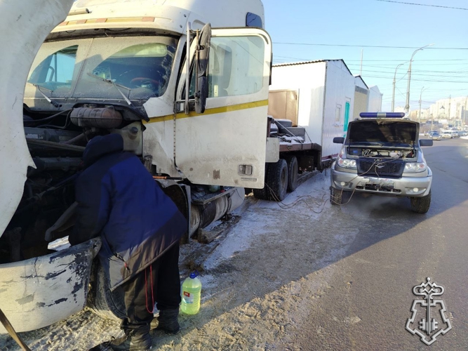 В Липецке росгвардейцы помогли автомобилисту попавшему в трудную ситуацию на дороге