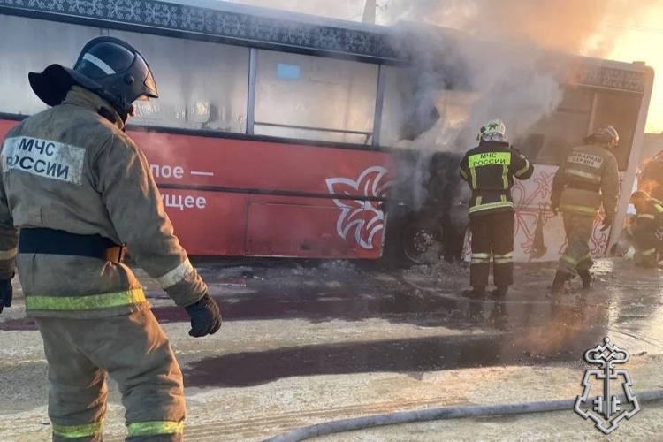 В Грязях росгвардейцы помогли потушить загоревшийся автобус