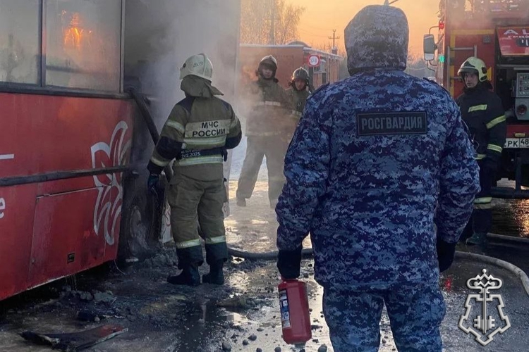 В Грязях росгвардейцы помогли потушить загоревшийся автобус