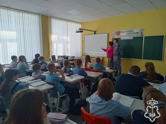 В ДАНКОВЕ СОТРУДНИКИ РОСГВАРДИИ ПРОВЕЛИ ТЕМАТИЧЕСКИЙ УРОК ДЛЯ ШКОЛЬНИКОВ