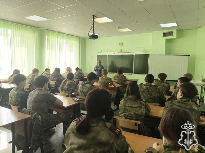 СОТРУДНИКИ РОСГВАРДИИ ПРОВЕЛИ УРОК МУЖЕСТВА С ПОДШЕФНЫМ КЛАССОМ