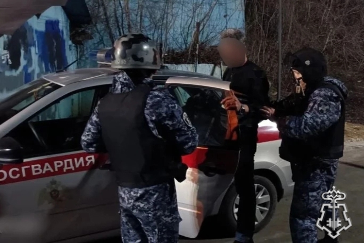 В ЛИПЕЦКЕ РОСГВАРДЕЙЦЫ ЗАДЕРЖАЛИ МУЖЧИНУ С ТОПОРОМ В РУКАХ