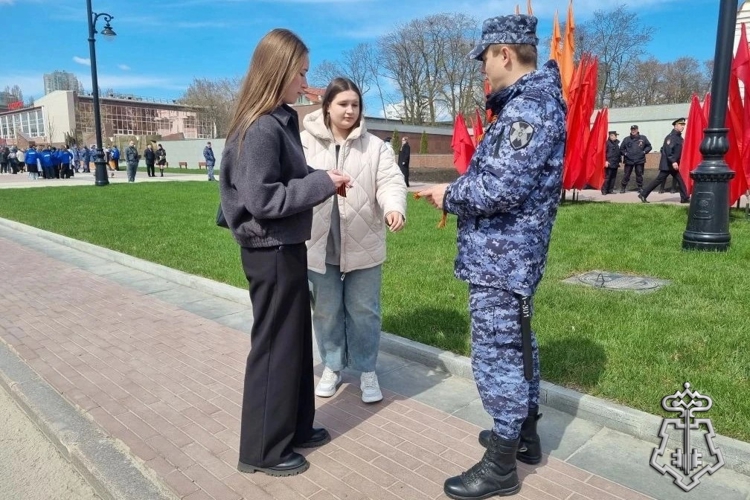 В Липецке сотрудники Росгвардии раздавали георгиевские ленточки