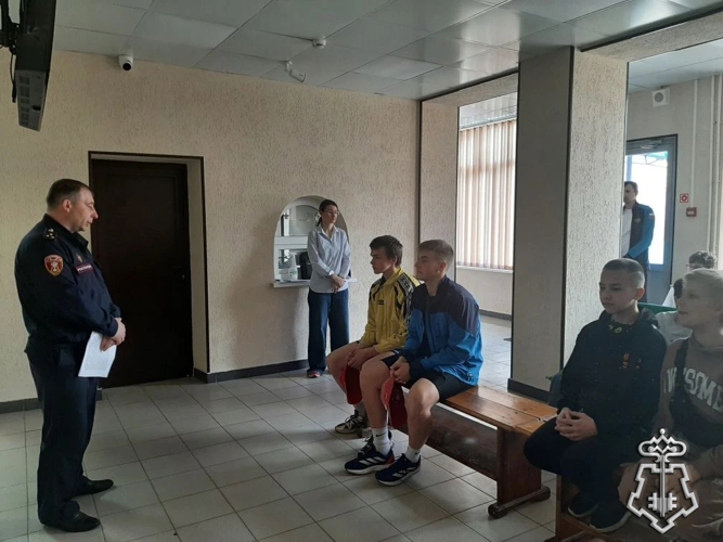 В ЛИПЕЦКЕ РОСГВАРДЕЙЦЫ ПРОВЕЛИ ПРОФИЛАКТИЧЕСКОЕ МЕРОПРИЯТИЕ В СПОРТИВНОЙ ШКОЛЕ