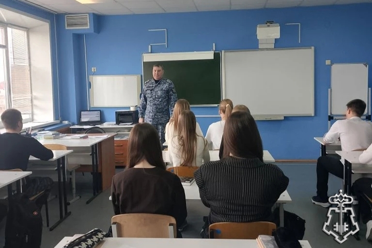 В ЛИПЕЦКЕ РОСГВАРДЕЙЦЫ ПРОВЕЛИ УРОК ДЛЯ ШКОЛЬНИКОВ, ПОСВЯЩЕННЫЙ ДНЮ ВОИНСКОЙ СЛАВЫ РОССИИ