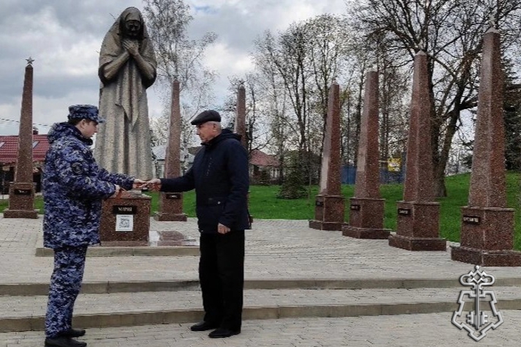 В Липецкой области росгвардейцы вручают гражданам георгиевские ленточки 