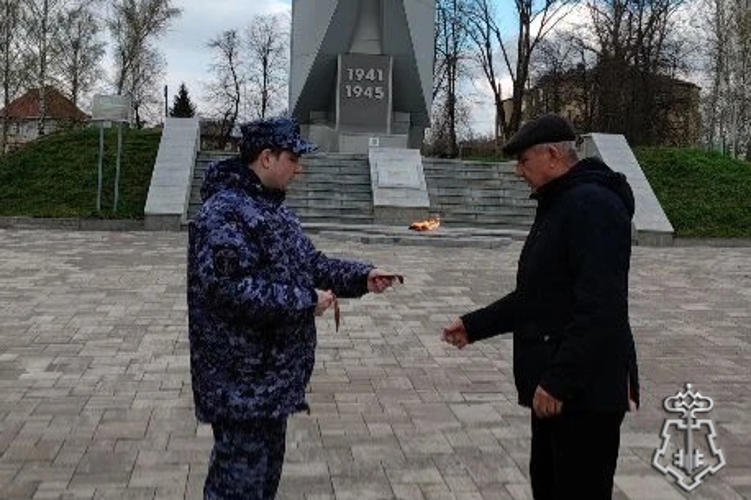 В Липецкой области росгвардейцы вручают гражданам георгиевские ленточки 