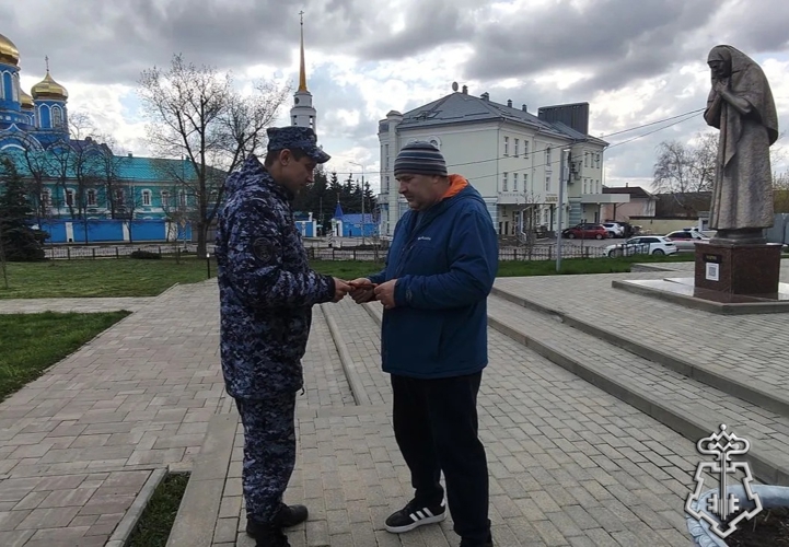 В Липецкой области росгвардейцы вручают гражданам георгиевские ленточки 