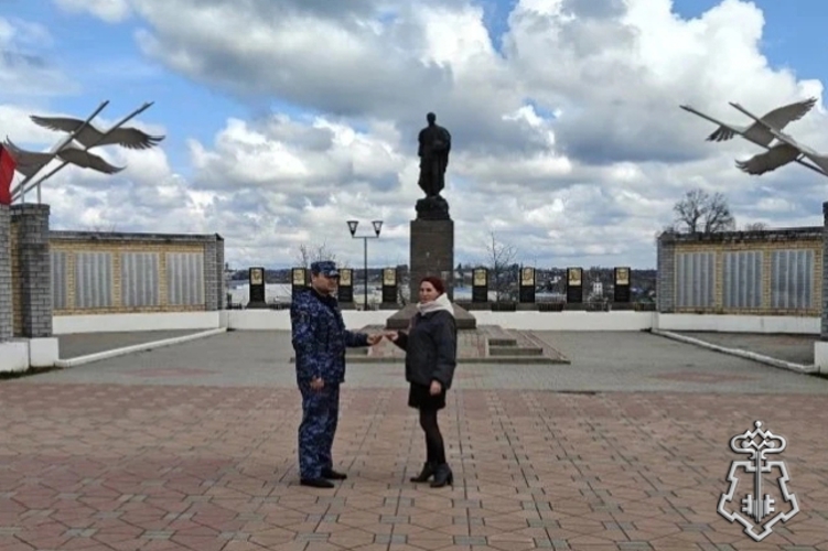 В Липецкой области росгвардейцы вручили жителям региона георгиевские ленточки