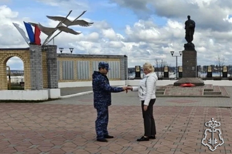 В Липецкой области росгвардейцы вручили жителям региона георгиевские ленточки 