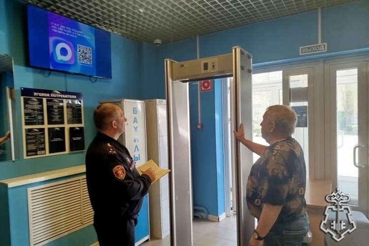 В Липецке сотрудники Росгвардии планово проверили антитеррористическую защищенность объектов областного центра
