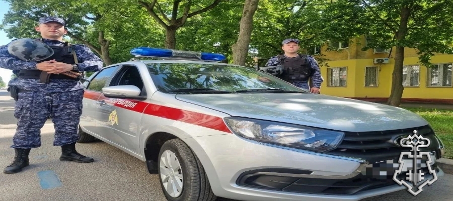 В Липецке росгвардейцы оказали содействие медикам в помощи пожилой женщине