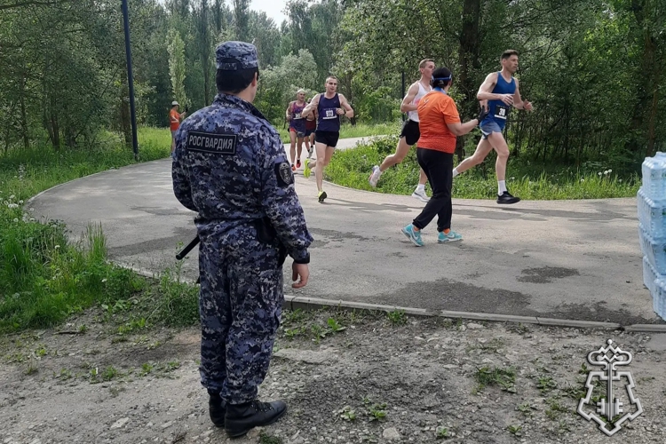 В Липецке росгвардейцы обеспечили охрану общественного порядка и безопасность проведения всероссийского полумарафона