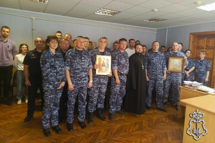 В Липецке в преддверии Дня Святой Троицы священнослужитель посетил подразделение Росгвардии