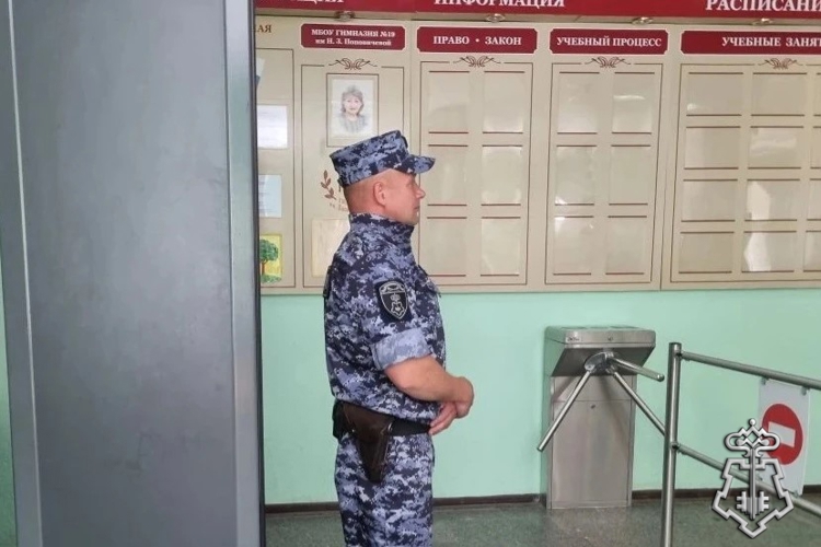 В Липецке росгвардейцы продолжают обеспечивать общественный порядок и безопасность школьников при проведении экзаменов