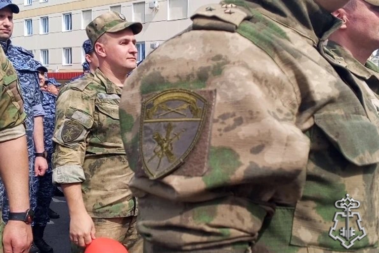 В Липецке росгвардейцы в День России выстроили триколор из воздушных шаров