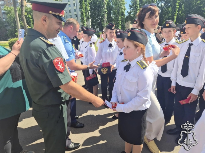 В Липецке росгвардейцы приняли участие в торжественной церемонии посвящения в кадеты в подшефной школе