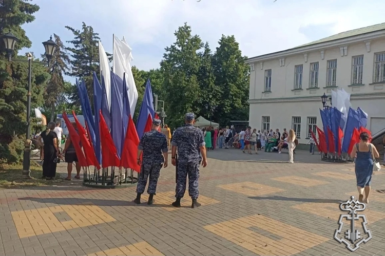 В Липецке росгвардейцы обеспечили общественную безопасность во время празднования Дня России 