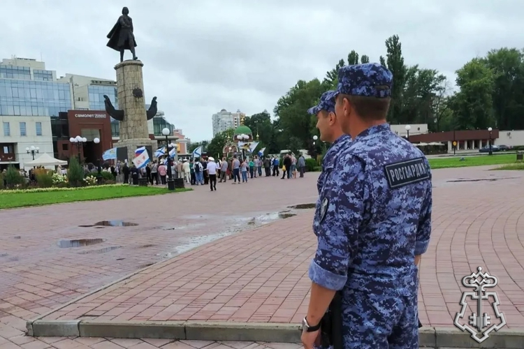 В Липецке росгвардейцы обеспечили правопорядок во время празднования Дня ВМФ России