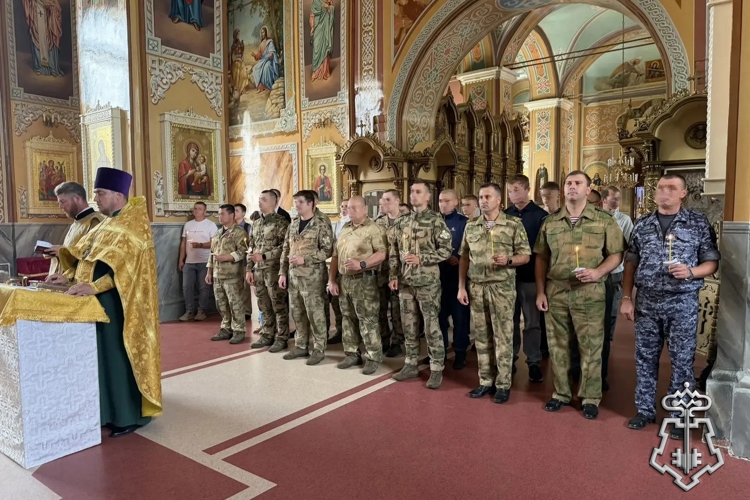 В Липецке росгвардейцы посетили богослужение в честь великого князя Владимира