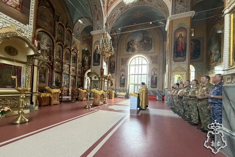 В Липецке росгвардейцы посетили богослужение в честь великого князя Владимира