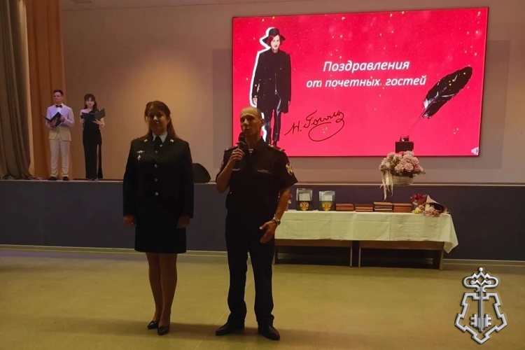 Сотрудники Росгвардии приняли участие в торжественном вручении аттестатов в кадетской школе