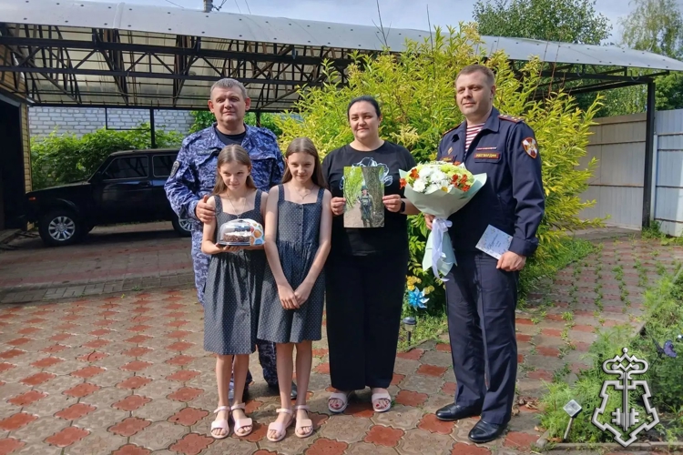 В Липецке росгвардейцы поздравили семью сотрудника ведомства с Днем семьи, любви и верности 