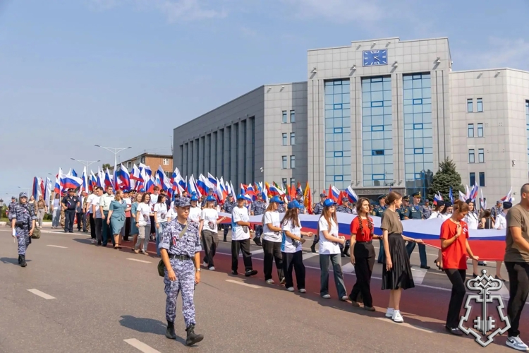 Росгвардия пронесла российский триколор по центральным улицам Липецка 