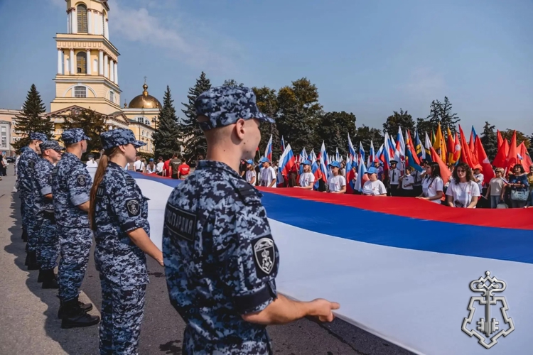 Росгвардия пронесла российский триколор по центральным улицам Липецка 