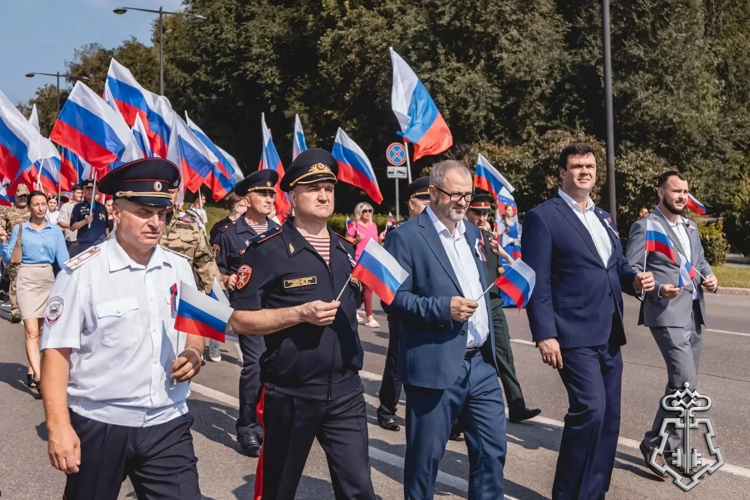 Росгвардия пронесла российский триколор по центральным улицам Липецка 