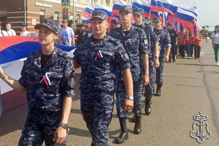 Росгвардия пронесла российский триколор по центральным улицам Липецка 