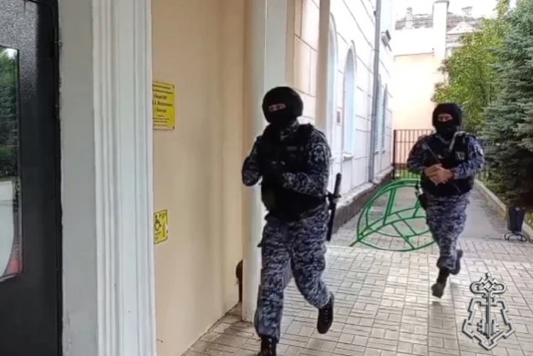 В Липецке сотрудники Росгвардии отработали действия по сигналу «Тревога» в образовательном учреждении