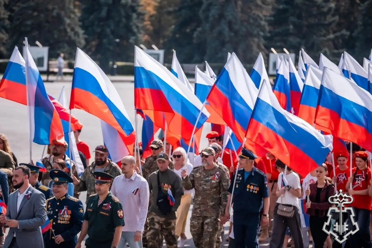 Росгвардия пронесла российский триколор по центральным улицам Липецка 
